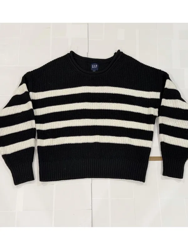 Size Medium Gap Women's Roll Neck Sweater - Image 3