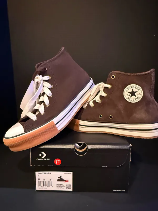 Women’s Converse Chuck Taylor 8.5W/7Y - Image 2