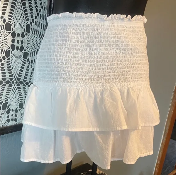 Divided white ruffled mini skirt - Image 3