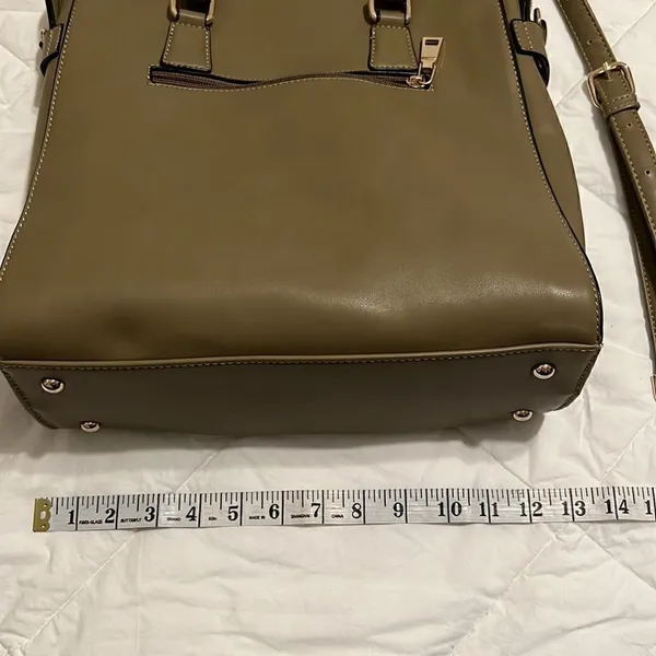 Beautiful green crossbody handbag Lots of details and pockets EUC - Image 5
