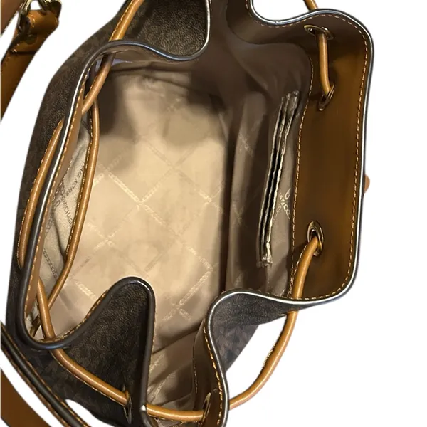 Michael Kors Devon Medium Logo Bucket
Bag - Image 8