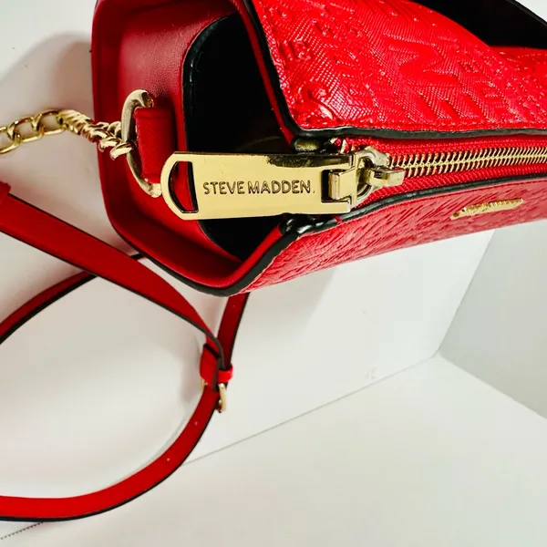 Steve Madden Red Logo Crossbody Bag NWOT 9” x 6” x 4” - Image 4