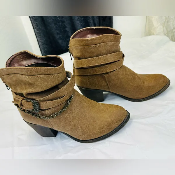 Niyama Sol Tan Ankle Boots with Chain Accent - Image 3