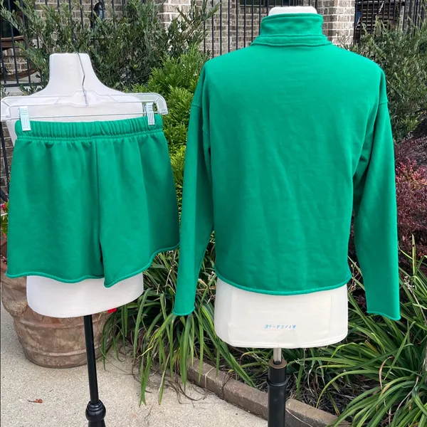 Matching Bright Dark Green Knit Set Pullover Shorts Size XS - Image 6