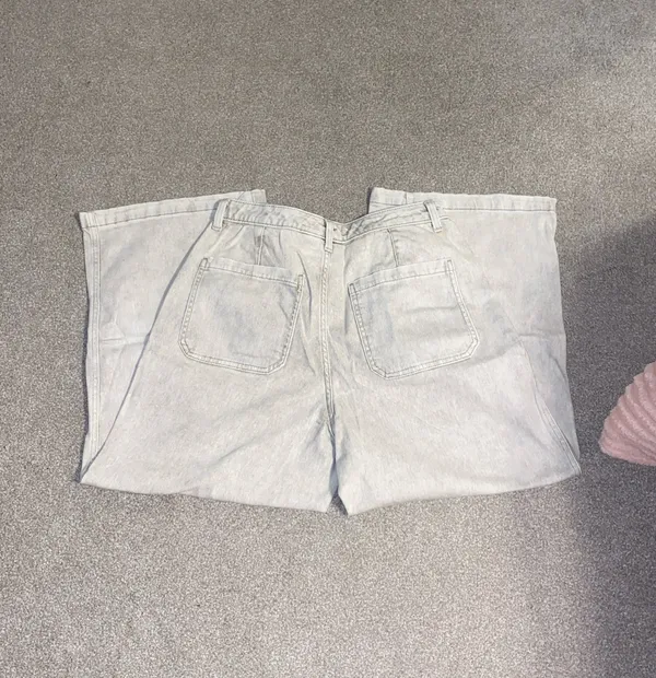 Universal Threads NWOT Cream Baggy Flare Cropped Denim Jeans - Image 4