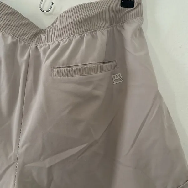 AVALANCHE women’s Short EUC - Image 6