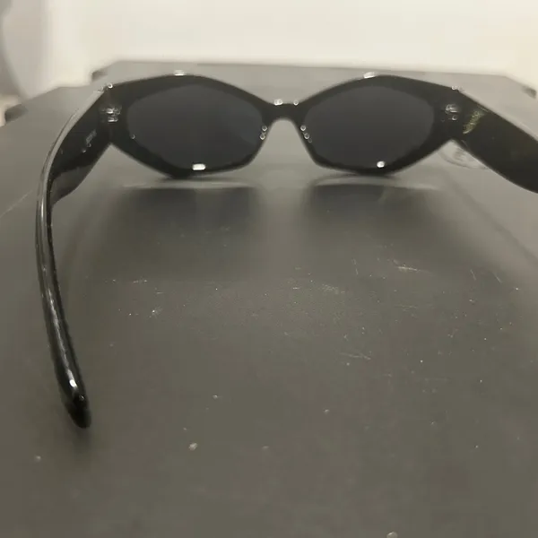 Chic Black Sunglasses - Image 5