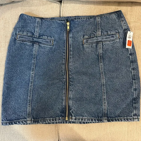 Old Navy Light Blue Denim Zip-Front Skirt - Image 2