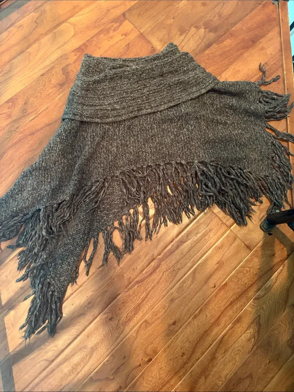 Bandolinoblu Chunky Fringe Knit Poncho Size Medium - Image 2