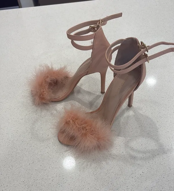 Pink feathered heels Size 7 - Image 5