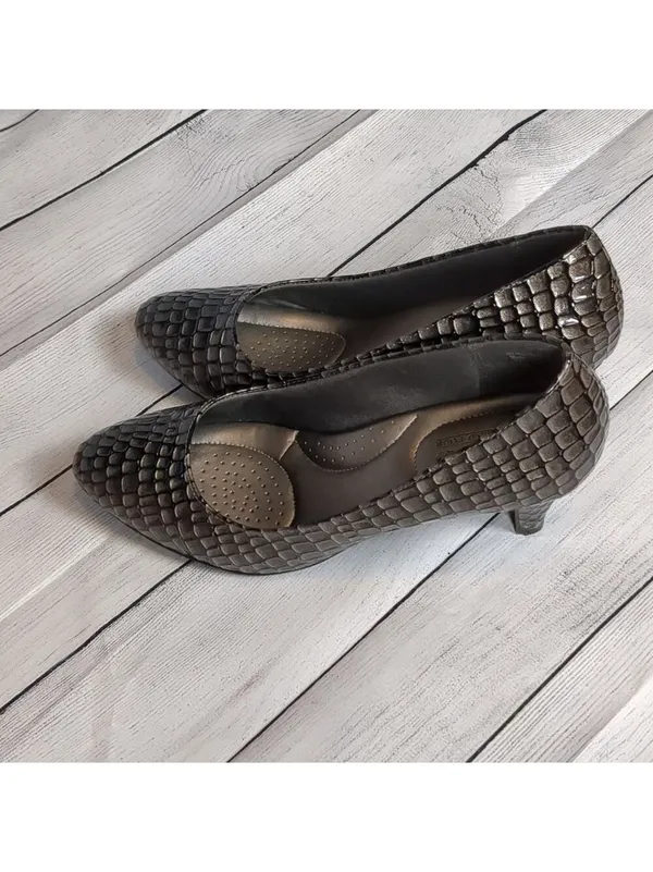 Coach and four shiny snakeskin heels size 8.5 - Image 5