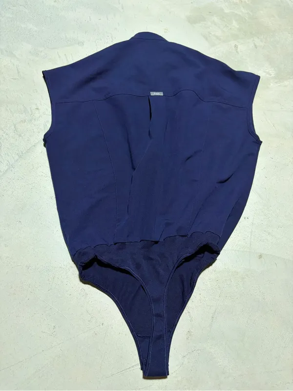 FIGS Navy blue scrub bodysuit small - Image 7