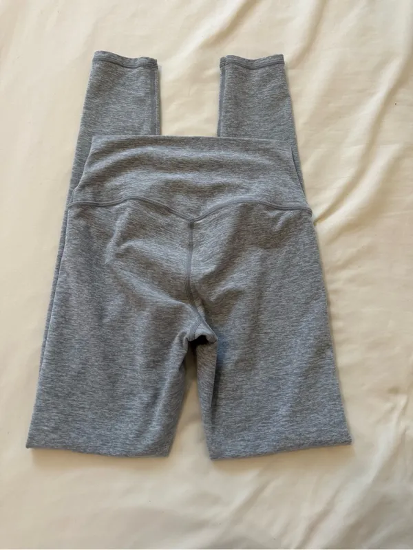 ALO YOGA | High-Waist Alosoft Lounge Leggings in the color Heather Gray - Image 4