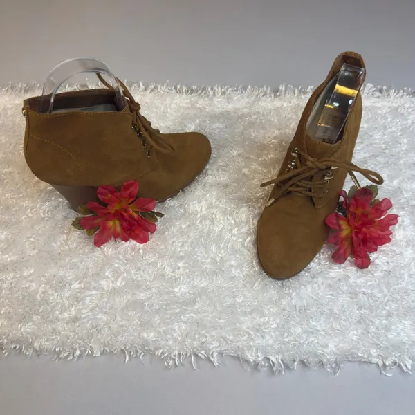 Michael Kors Tan Suede Lace Up‎ 7 Ankle Boots Block Heel Lug Sole Gold Hardware - Image 4