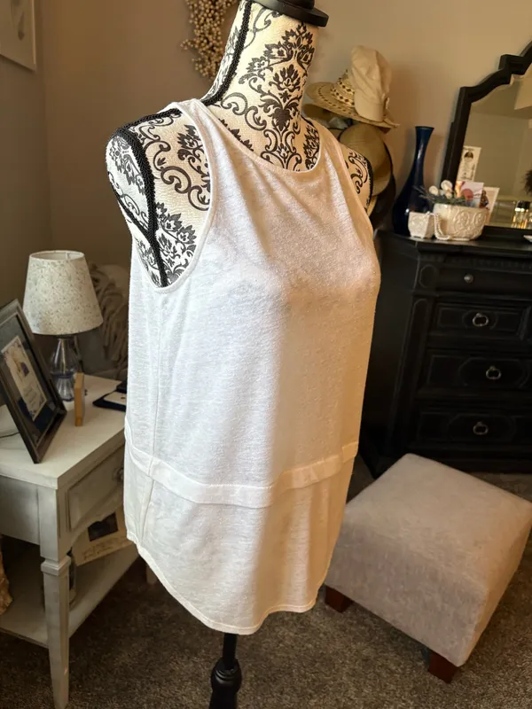 Banana republic size small white sleeveless top - Image 3