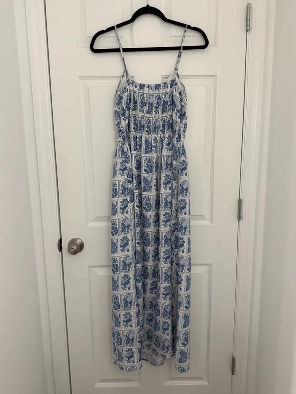 Abercrombie & Fitch Smocked Tie-Front Maxi Dress in Blue White Tile Stamp Medium - Image 4