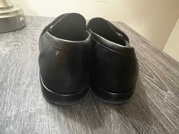 J.McLaughlin Black Leather Penny Loafers with Crinkle Strap Detail Size 9 - Image 4