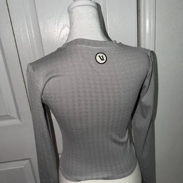 Vuori Grey Long Sleeve Tee Size XS NWOT - Image 2