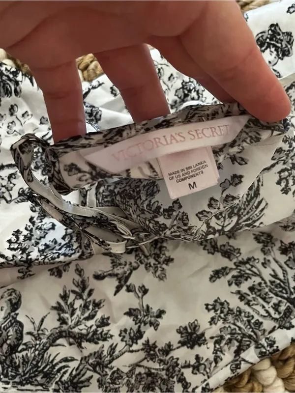 Vintage Y2K Victoria's Secret Black and toile White Floral Lace nightie - Image 7