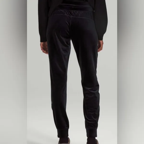 1016. Lululemon Ready to Crush High-Rise Velour Jogger *Full Length Black sz 4 - Image 2