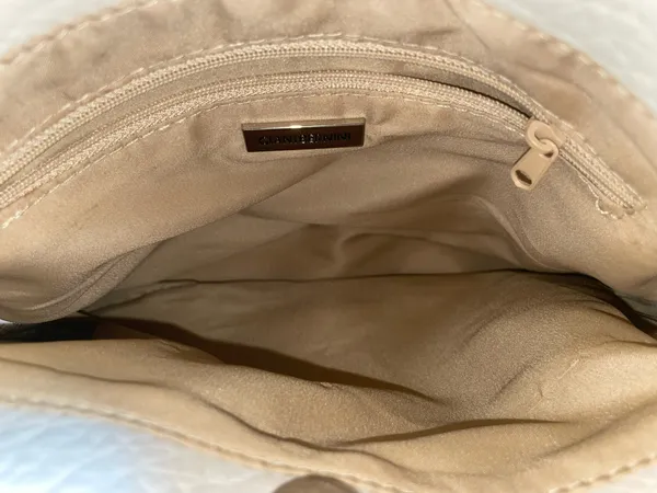 Giani Bernini Beige Tan Pebbled Faux Leather Purse Handbag Pockets Logo EUC - Image 9