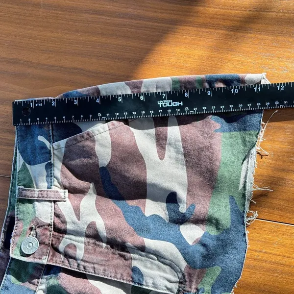 Urban Outfitters BDG Women's Green Camo Denim Mini Skirt Raw Hem Size Small - Image 6