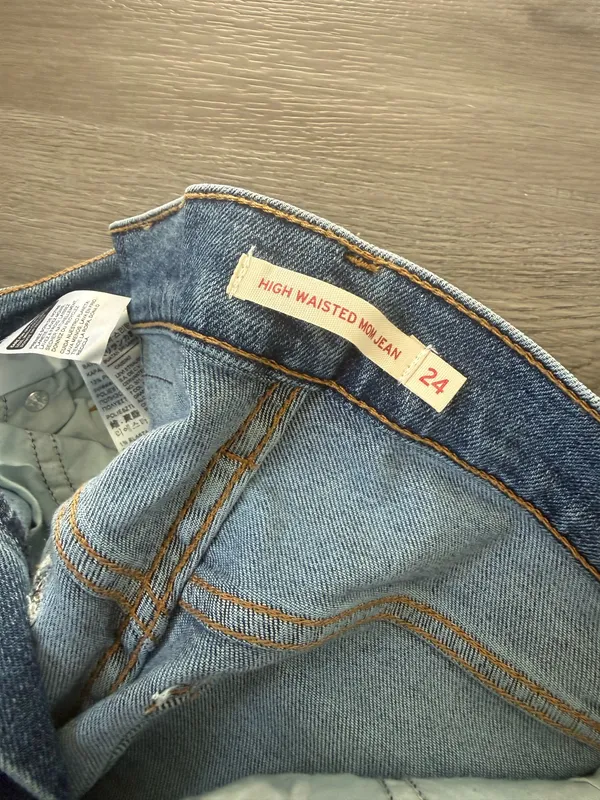 Levi’s Mom Jeans High-Rise - Image 4