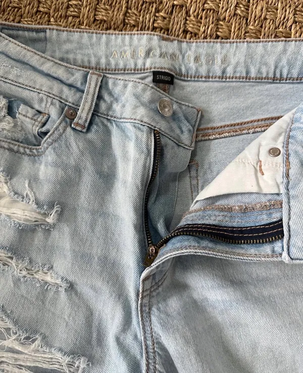 American Eagle Outfitters Women's Light Wash Distressed Stretch Mom Jeans Size 4 - Image 5