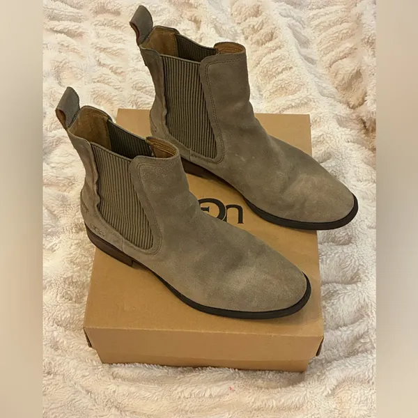 UGG Women’s Olive Green Chelsea Boots - Image 2
