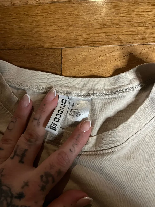 Non branded white long sleeve - Image 10