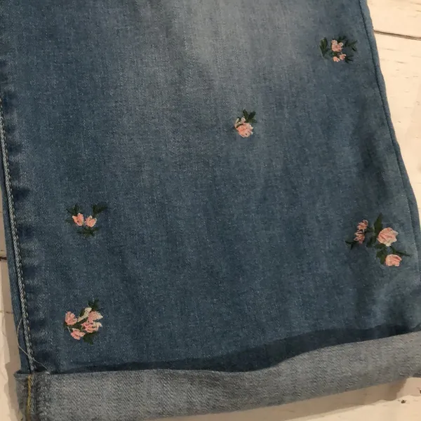 Levis Strauss blue denim cropped jeans - Image 3