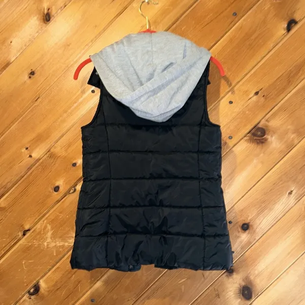 Arizona jeans company black puffer vest with gray hoodie layer - Image 4