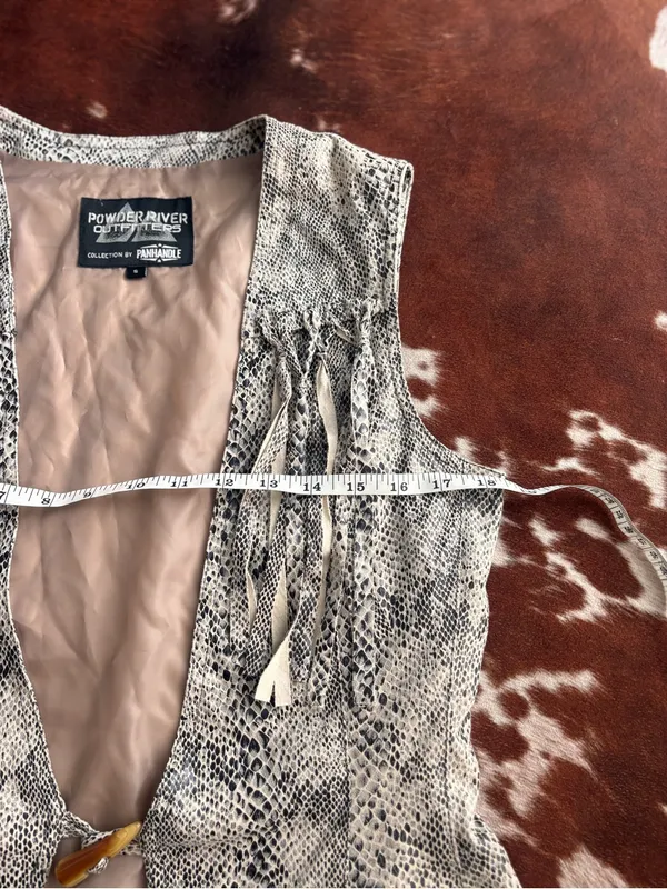 Vintage Powder River Outfitters Women's Beige Snake-Print Fringe Vest - Image 3