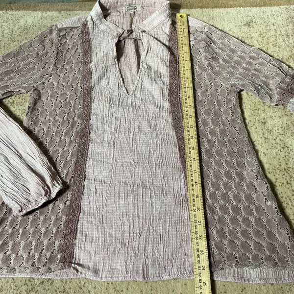 Gimmicks by BKE Bohemian Crinkle Gauze Crochet Lace‎ Boho Blouse GNK1655SB M - Image 2