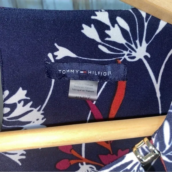 Tommy Hilfiger Navy Floral Sleeveless Blouse •Small - Image 5