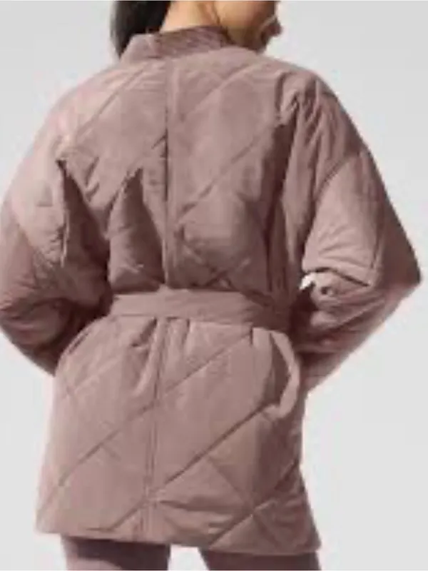 659. Alo Yoga Urbanite Wrap Puffer med Jacket Mushroom - Image 2
