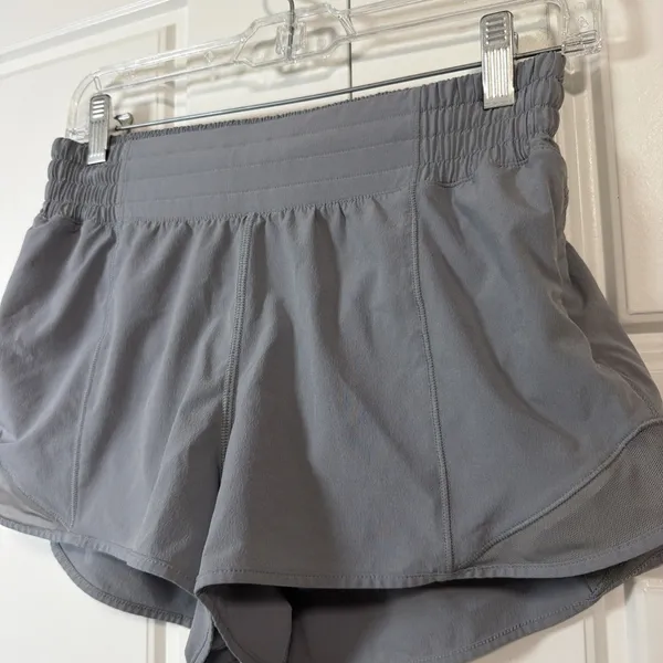 Lululemon Hotty Hot Short II Women 6 Gray Low Rise 2.5 Inseam Mesh Venting - Image 5