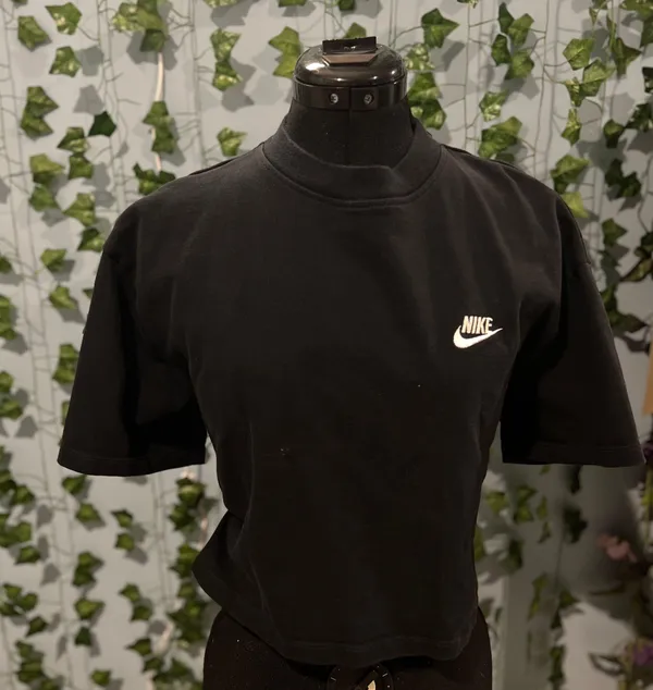 Nike Black  crop top - Image 2