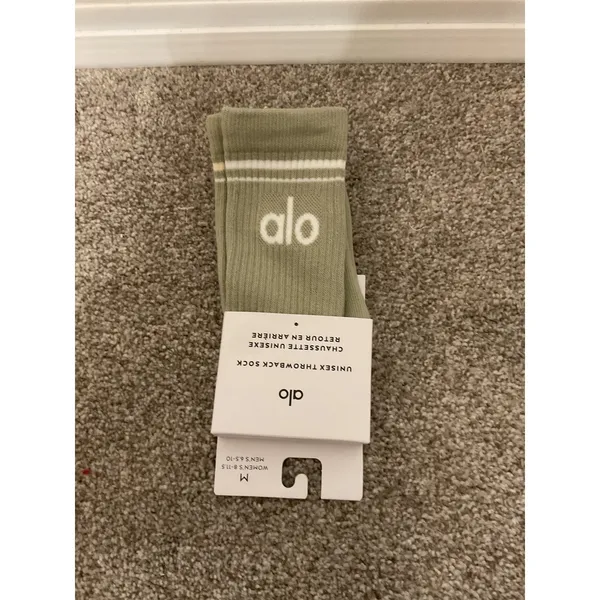 NWT Alo Yoga Unisex Throwback Socks Limestone White Crew Socks, M - Image 2