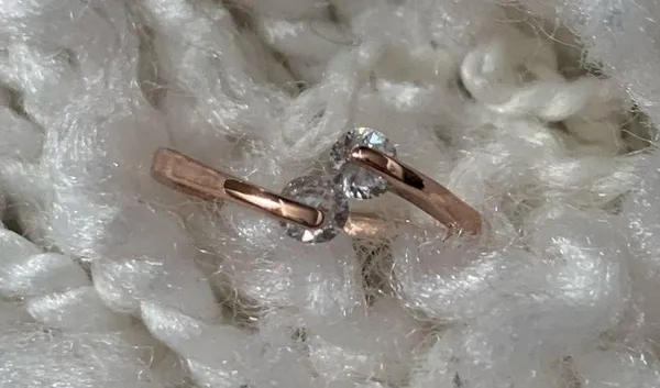 Gold Solitaire Crystal Ring Size 6 NWOT - Image 4