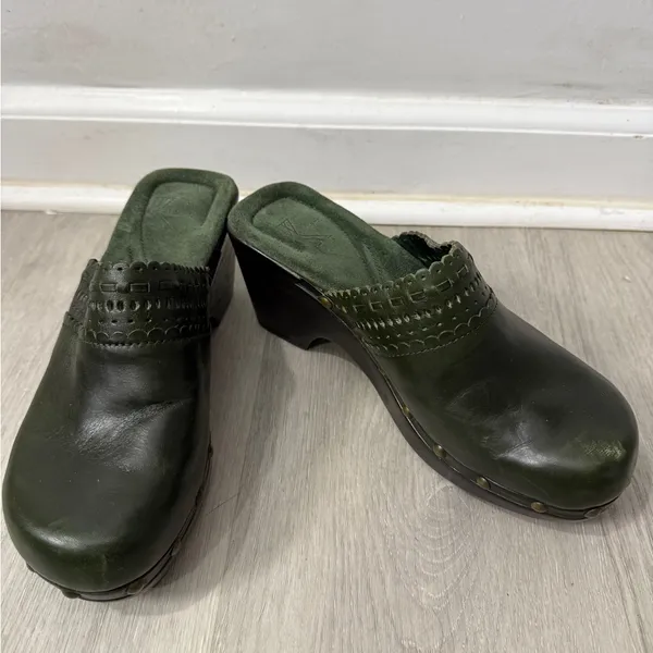 Elegant‎ Dark Green Leather Mules Size 8 - Image 2