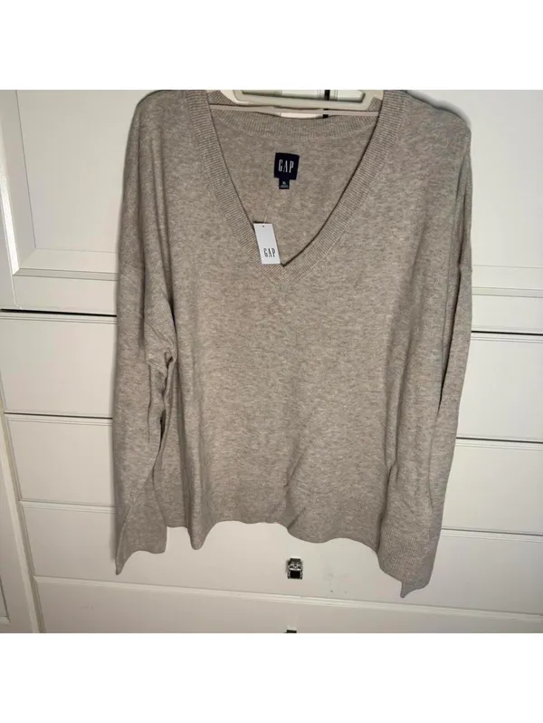 GAP Women's Light Tan V-Neck Sweater - Image 2