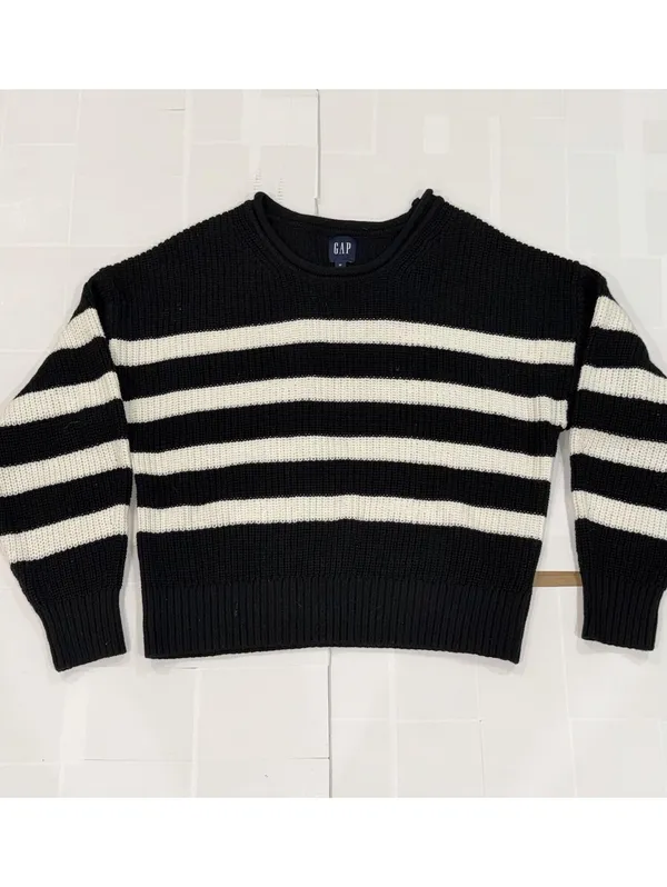 Size Medium Gap Women's Roll Neck Sweater - Image 2