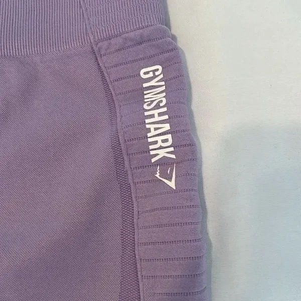 Gymshark szS lavender high waisted leggings w/cutouts & derrière stitching EUC - Image 3
