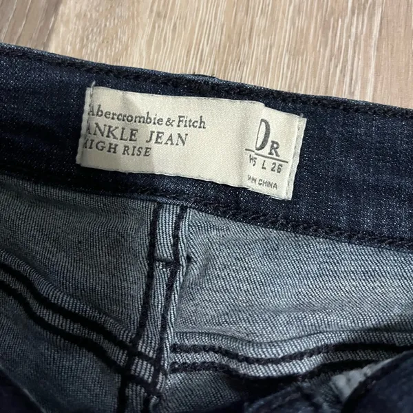 Abercrombie & Fitch Dark Wash Skinny Jeans Size 0R - Image 5