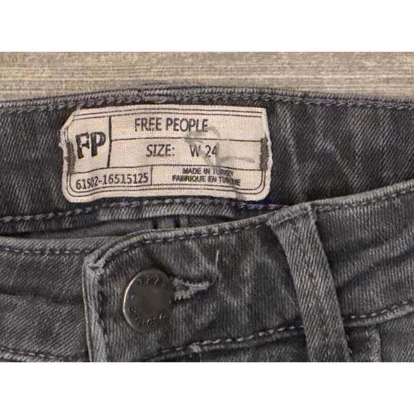 Free People Washed Black Low Rise Flared Jeans Raw Hem‎ Cropped Size 24 Slim Fit - Image 4