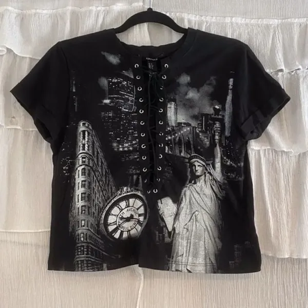 ✨ Forever 21 Lace Up New York City Crop Tee Shirt✨ - Image 2
