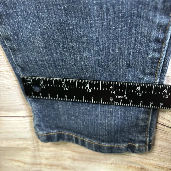 Levi’s Mid Rise Skinny Jeans Women's Size 8M Medium Wash Blue Great Condition‎ - Image 11