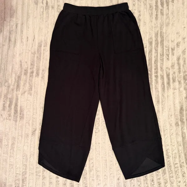 Trendy Queen Black Cropped Wide Leg Pants Tulip Hem Pockets Medium - Image 2