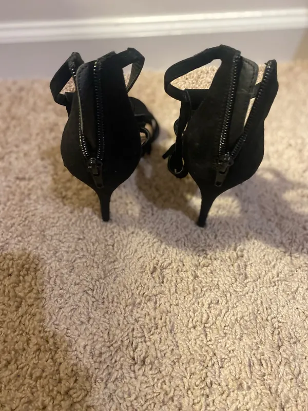Madden Girl Suede Balck Heels Size 7.5 - Image 4